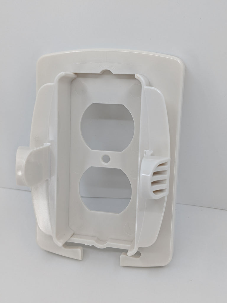 Safety 1st Outlet Cover/Cord Shortner 4pk - White Plastic Outlet Covers -  Secures Excess Cord - Dual Press and Release Design in the Child Safety  Accessories department at